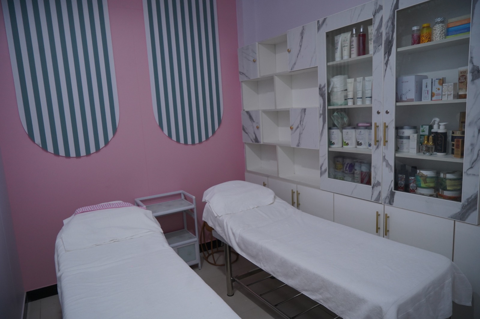 Facial Steps in Beauty Parlour 